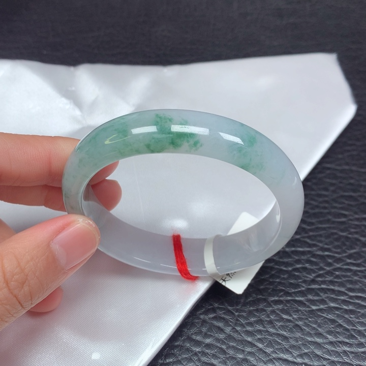 翡翠手镯（贵妃镯）未镶嵌29。