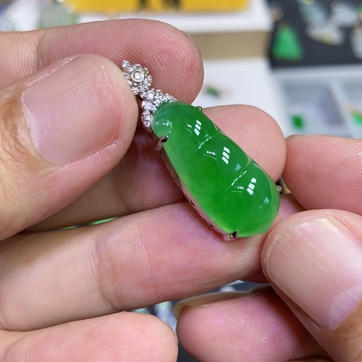 颈饰18K金镶嵌翡翠福豆