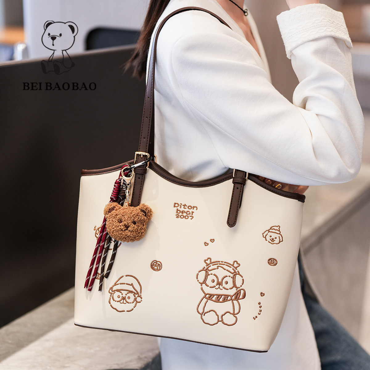 2025新款托特包包女通勤大容量小熊手提单肩女式包8588