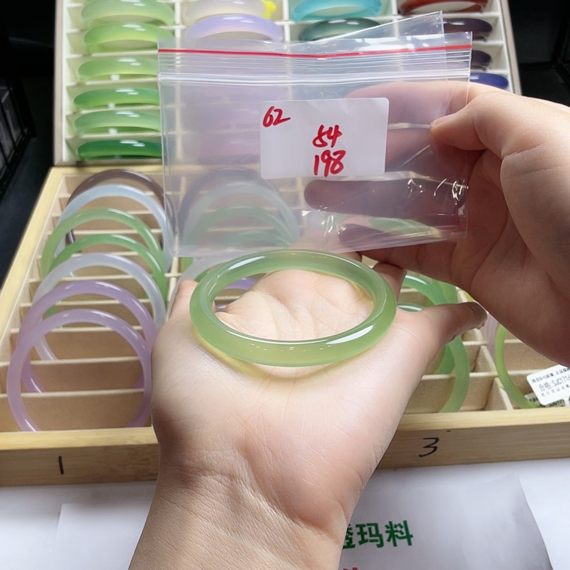 【闪购商品】玛瑙/玉髓手镯未镶嵌一****?