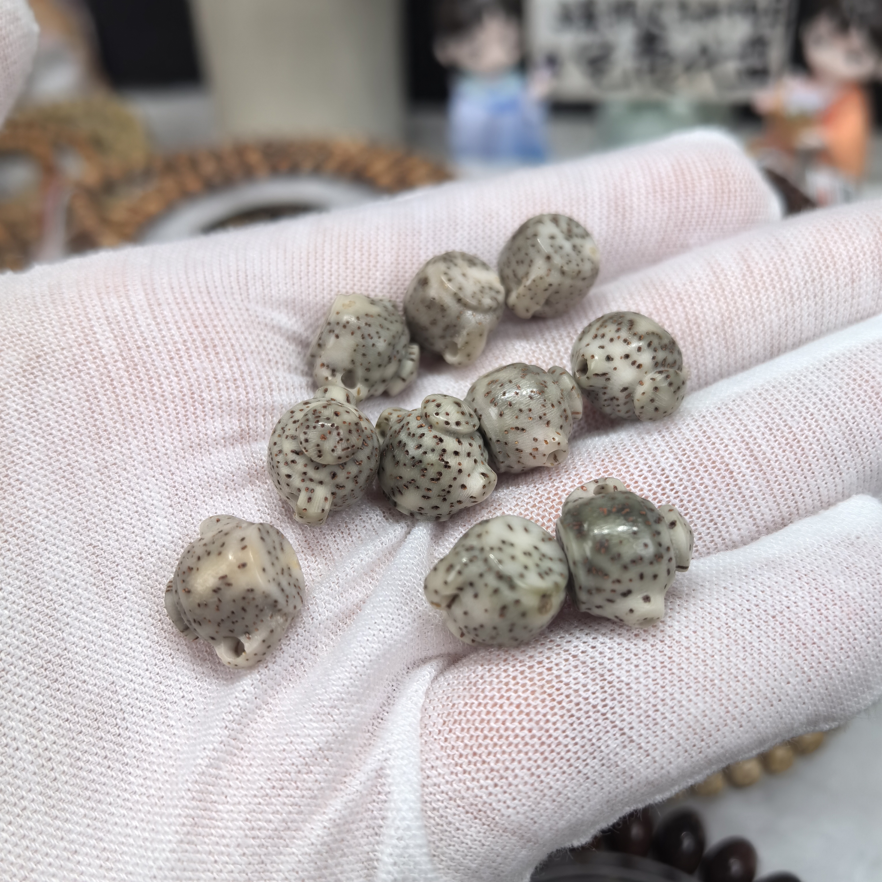 雕刻把把壶11mm左右侧挂款（未打天地孔）石玉料细星随机一颗发货