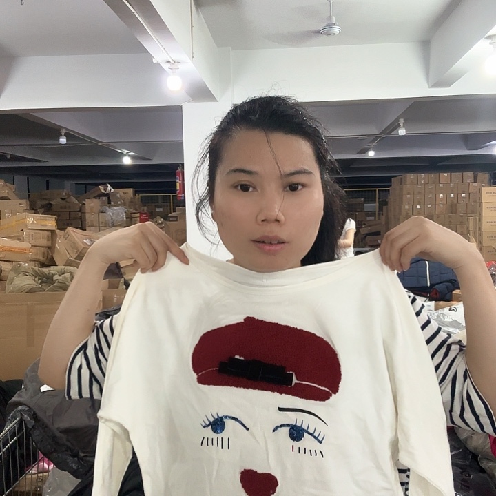 白色长袖上衣女孩