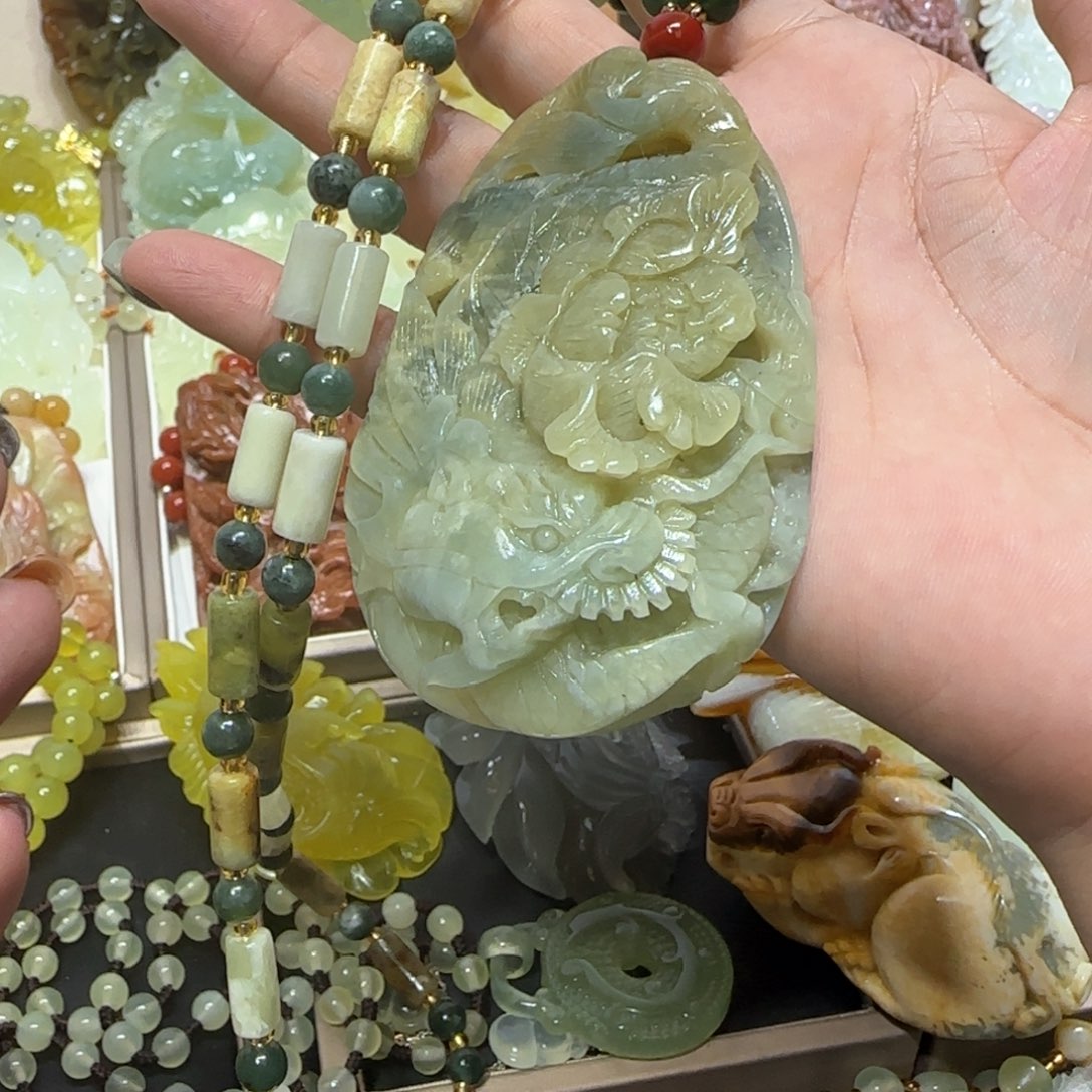 未镶嵌蛇纹石玉吊坠