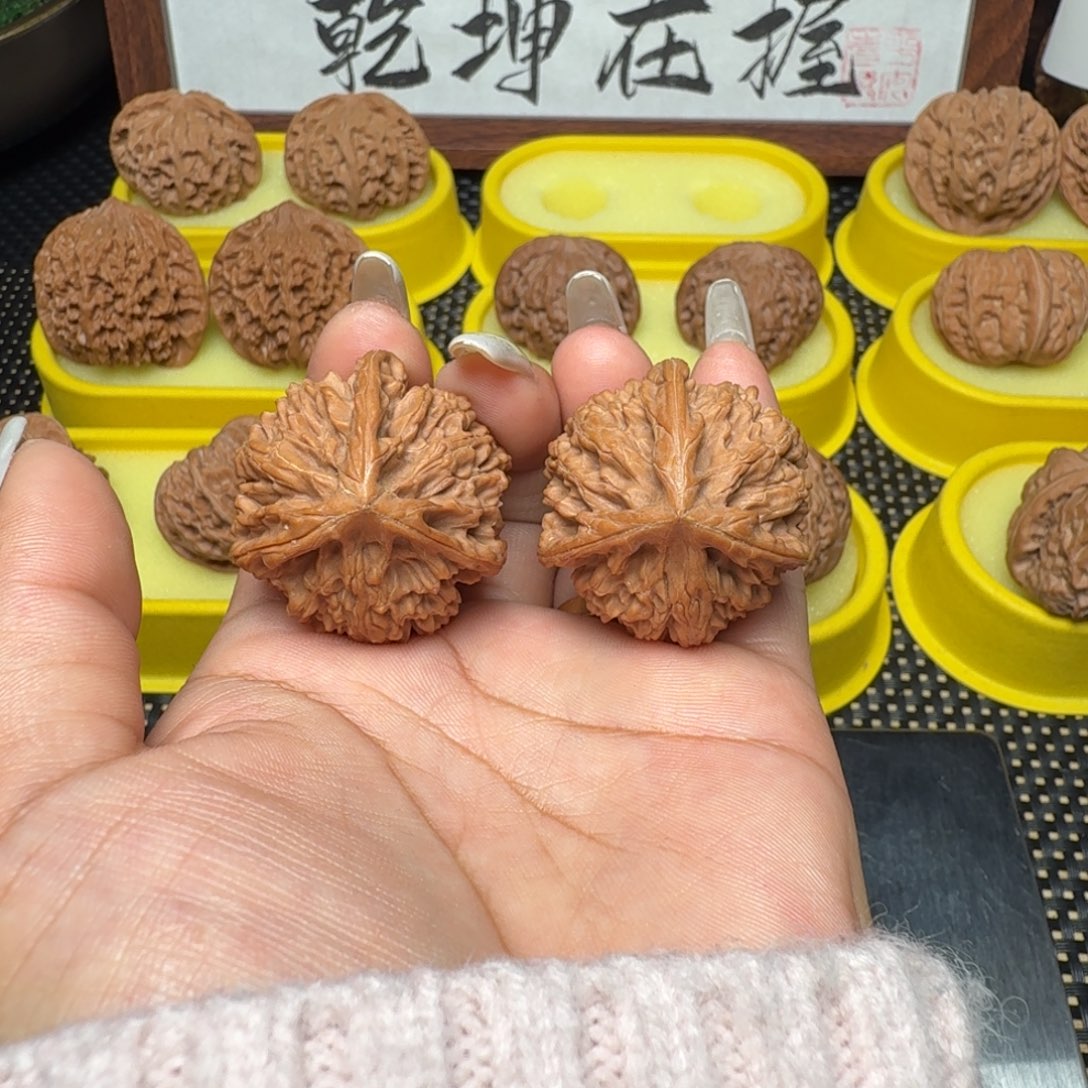 歪***卜吊坠文玩核桃一只尖尖黄35文山三棱正奔