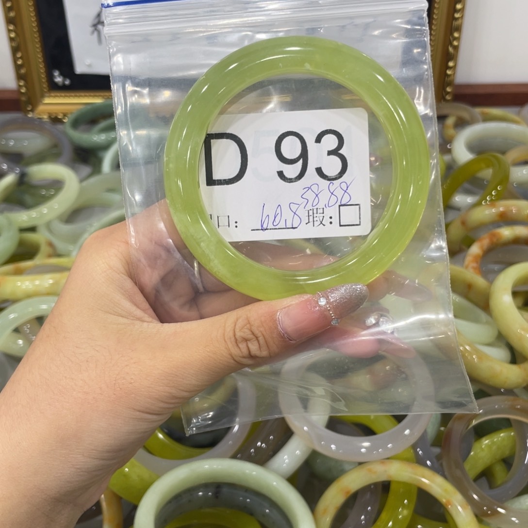 未镶嵌蛇纹石玉颈饰?**九