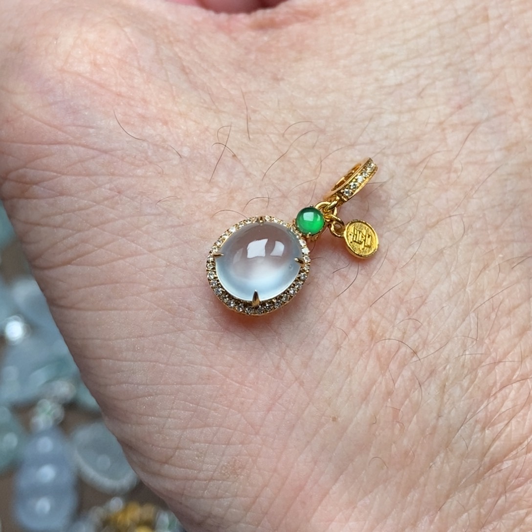 颈饰18K金镶嵌翡翠蛋面