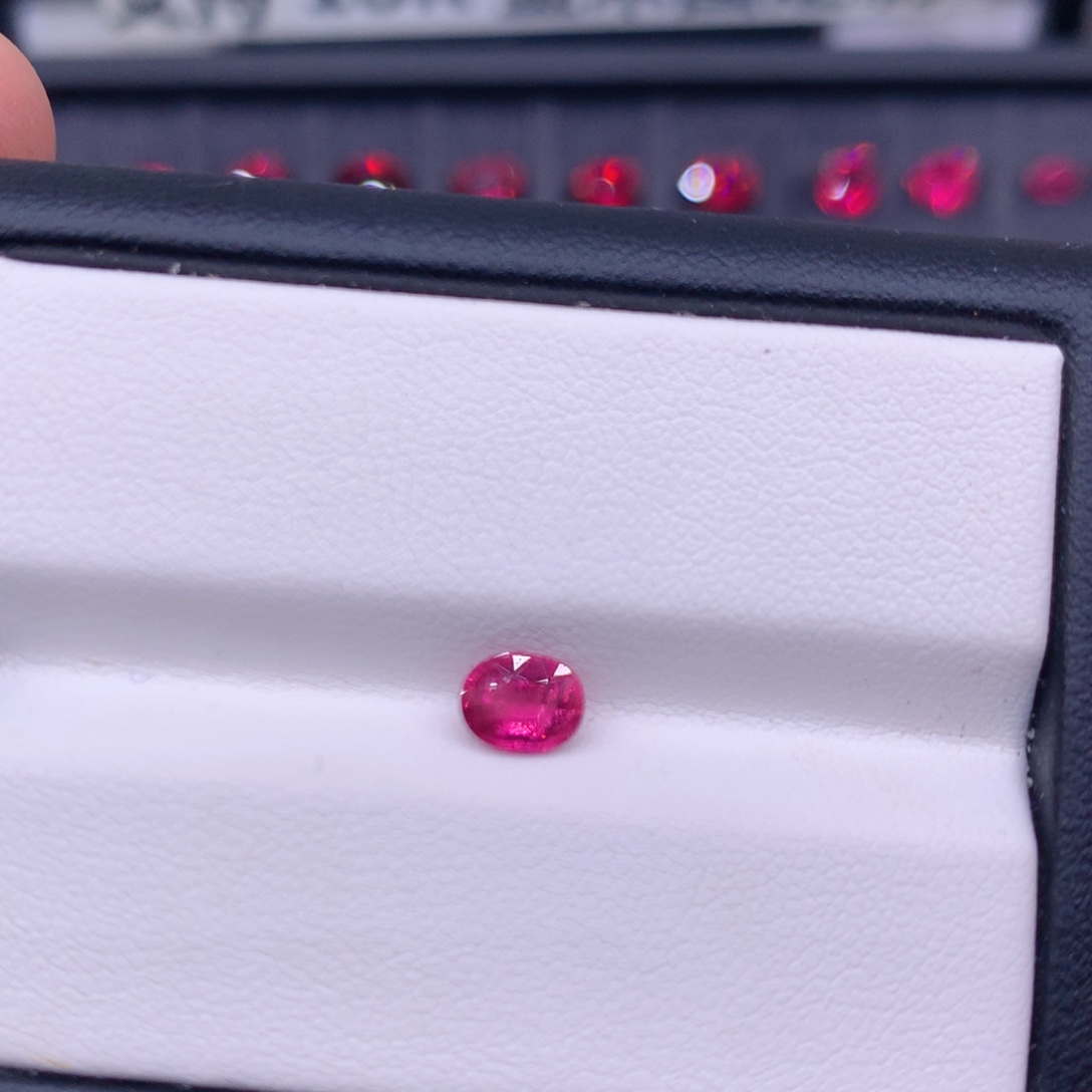 碧玺0.63克拉卢比莱未镶嵌