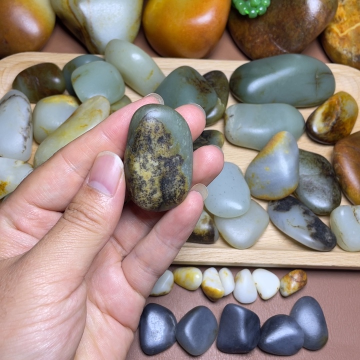 和田玉（糖玉）未镶嵌珠宝奇石