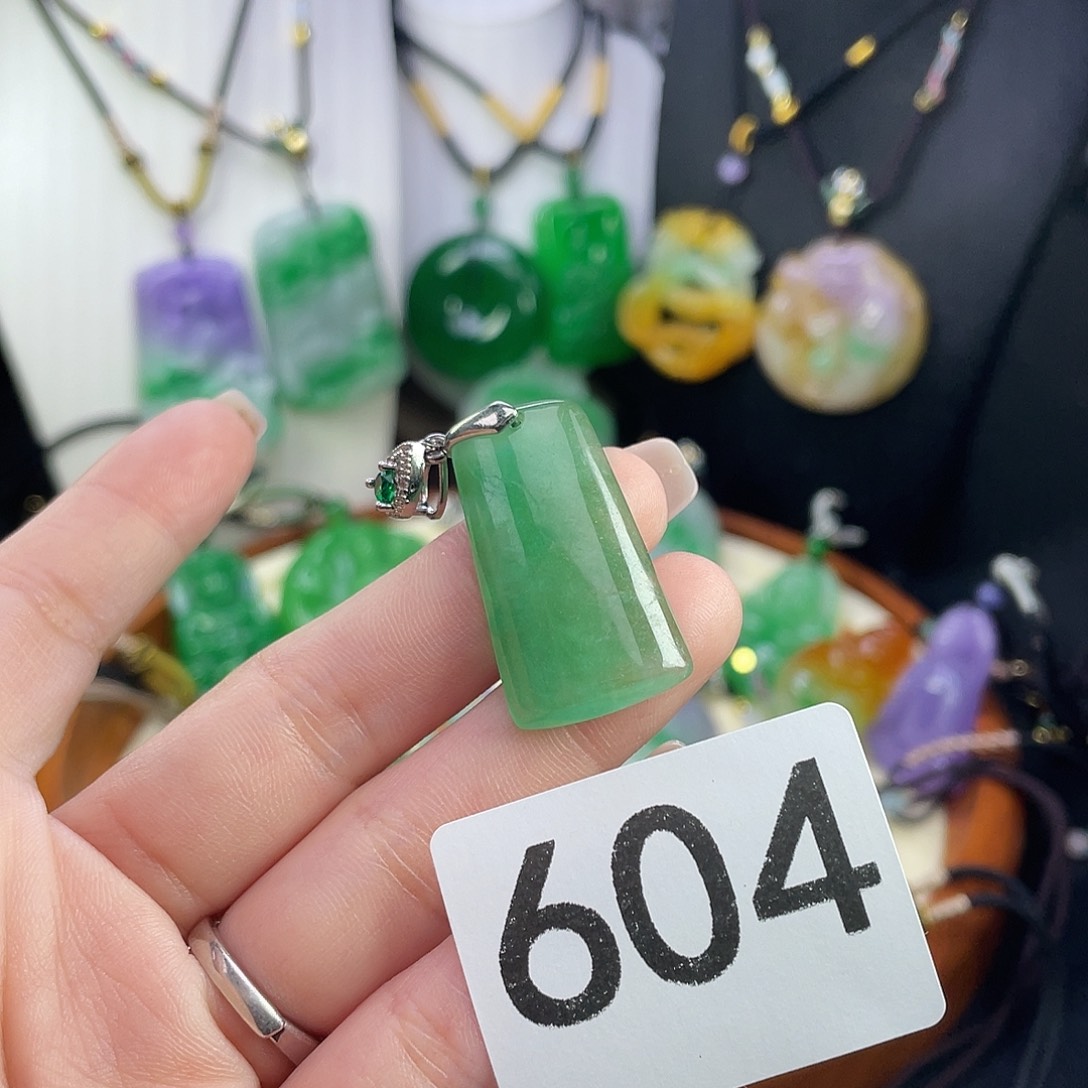 翡翠未镶嵌吊坠(赠链)