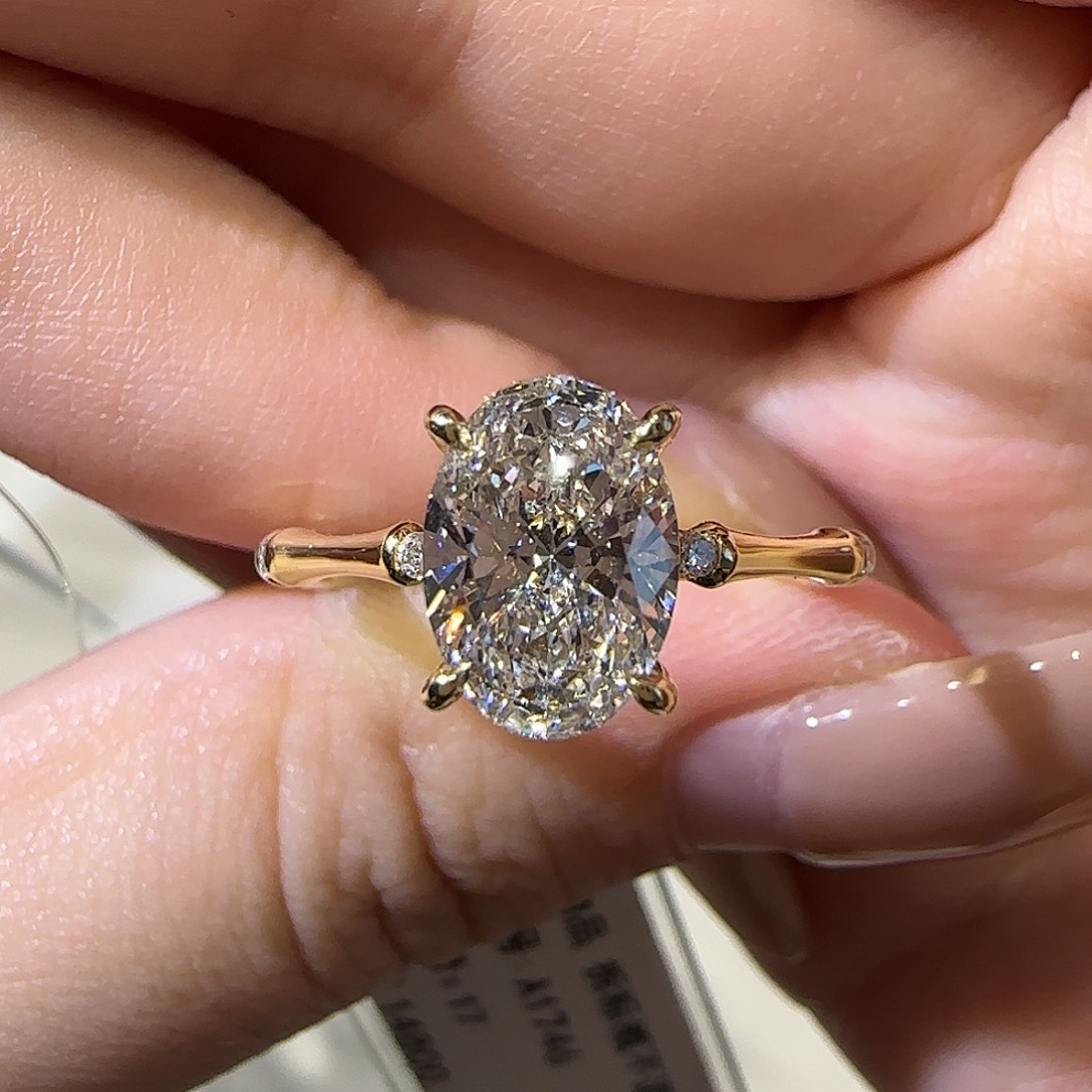 实验室培育钻石18K金镶嵌椭圆竹节1.5卡