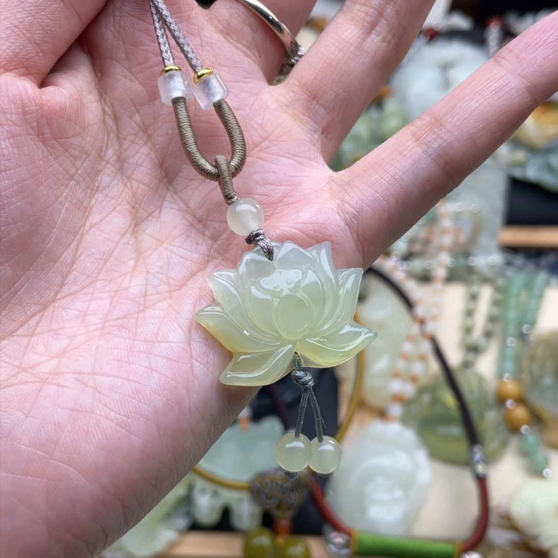 蛇纹石玉颈饰未镶嵌