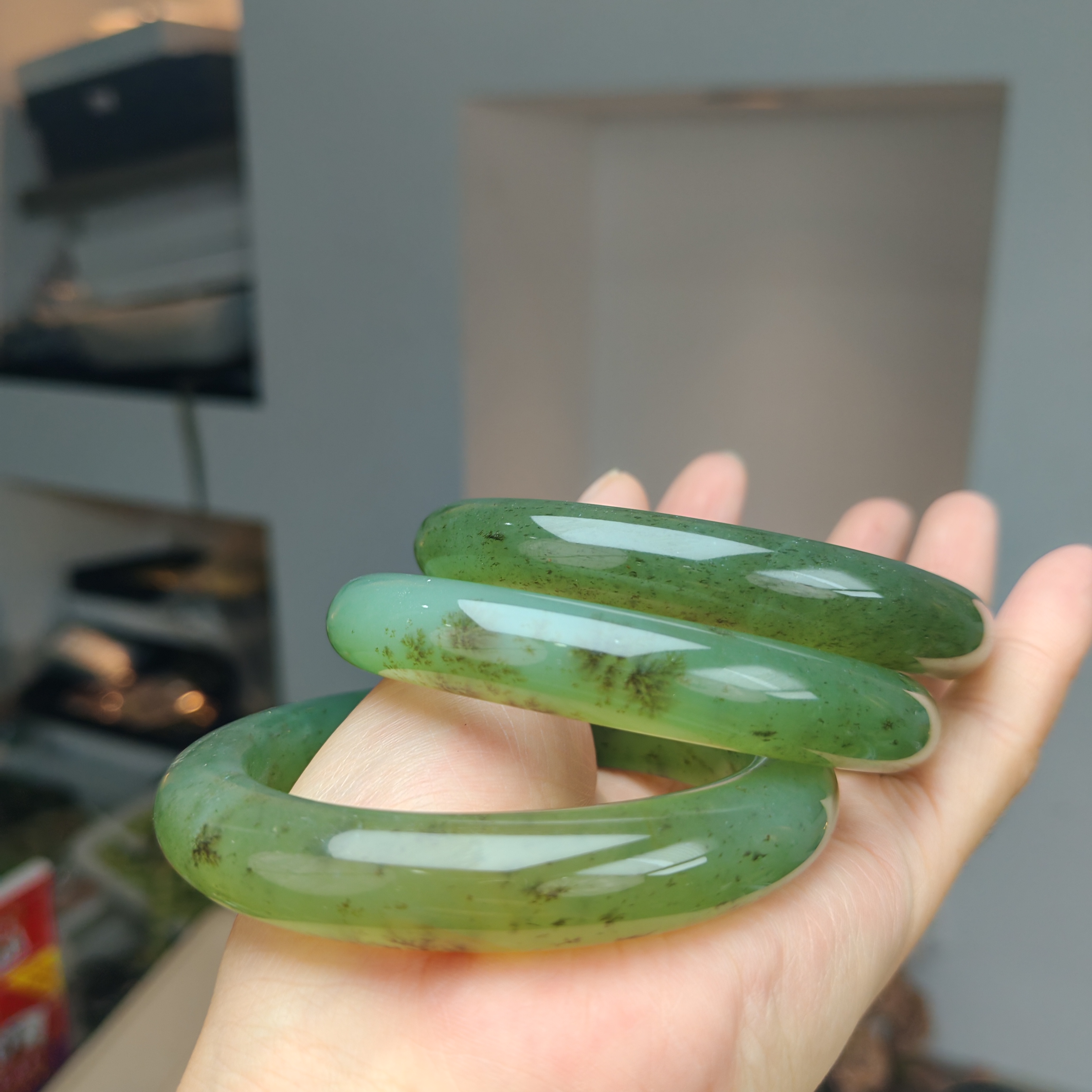 岫玉上品精美草花手镯（随机发货，其中一个）