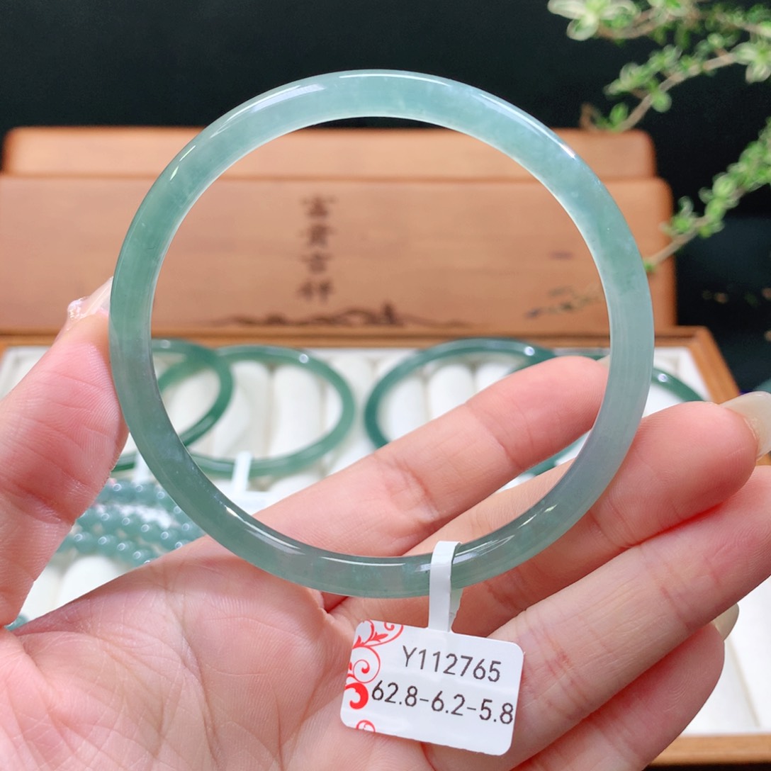 翡翠手镯未镶嵌天然