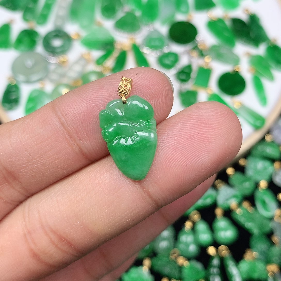 翡翠配石18K金扣 小巧精美飘阳绿小福桃