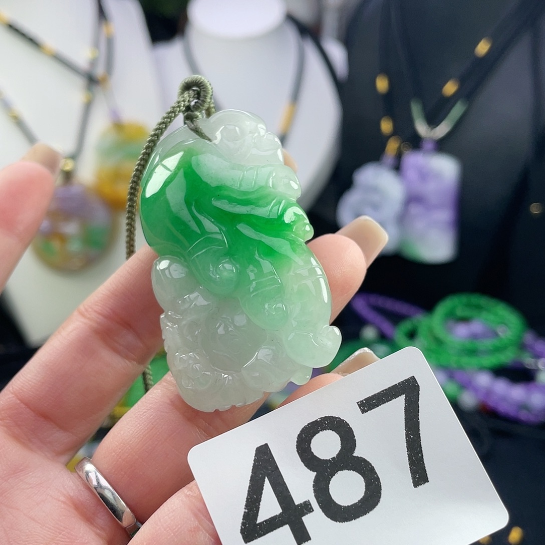 翡翠未镶嵌吊坠(赠链)