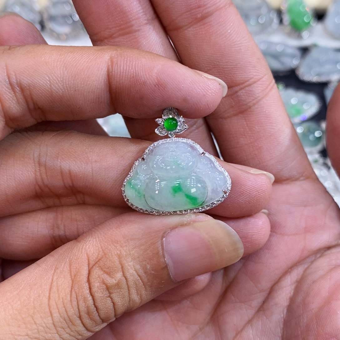 翡翠18K金镶嵌颈饰