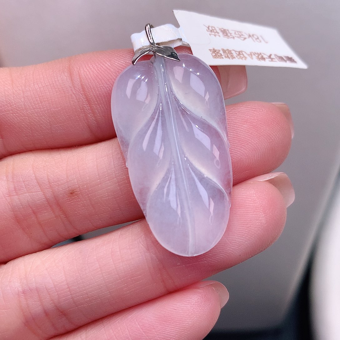 颈饰18K金镶嵌翡翠茅台白叶子