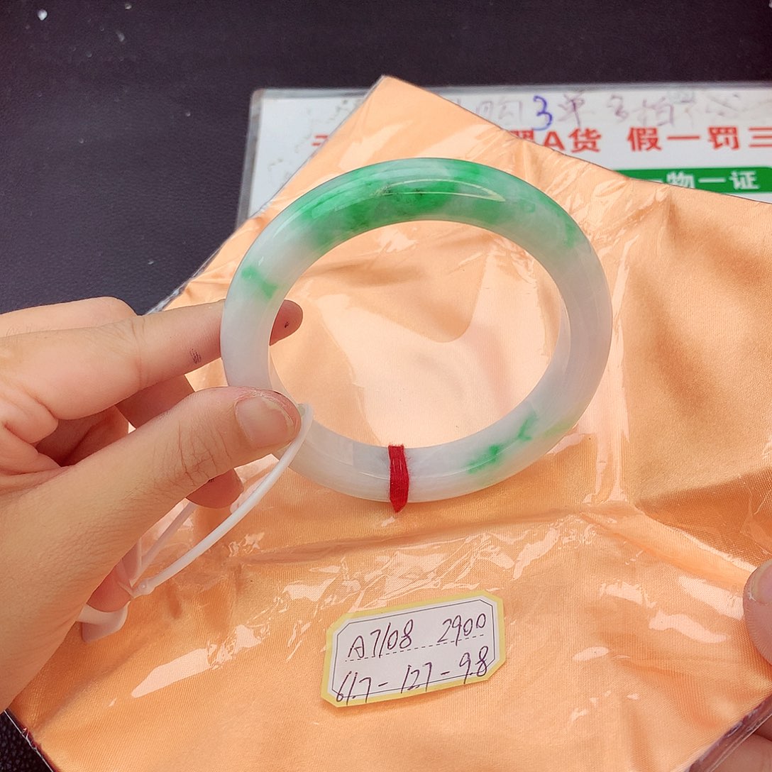 翡翠手镯未镶嵌翡翠