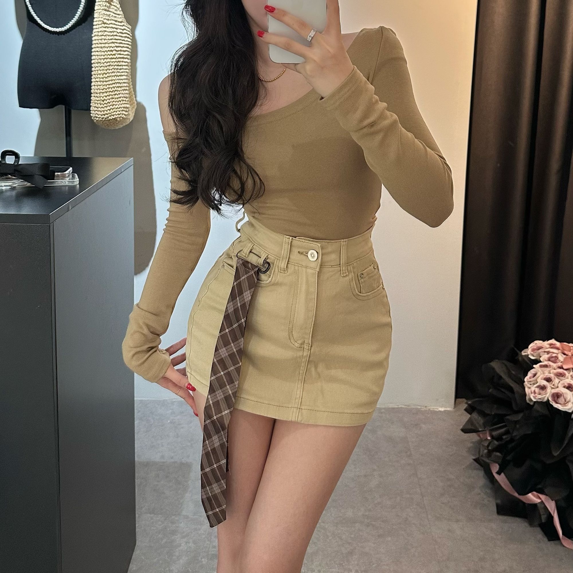卡其色辣妹牛仔短裙女2025秋季新款高腰显瘦防走光a字包臀半身裙