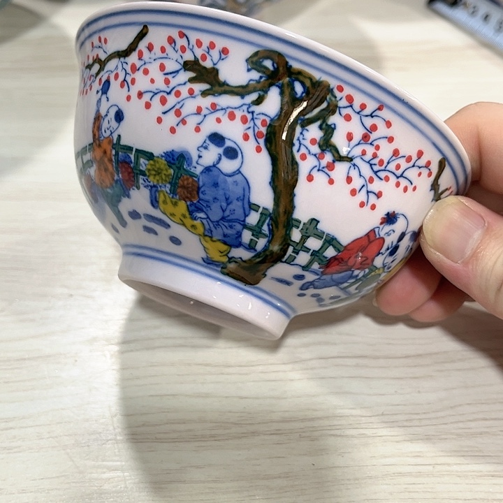 瓷片///////直径12.5厘米。红。
