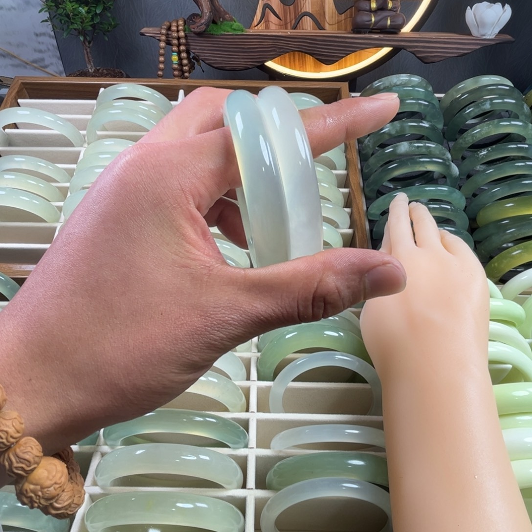 偶***薹岫玉未镶嵌手镯111111