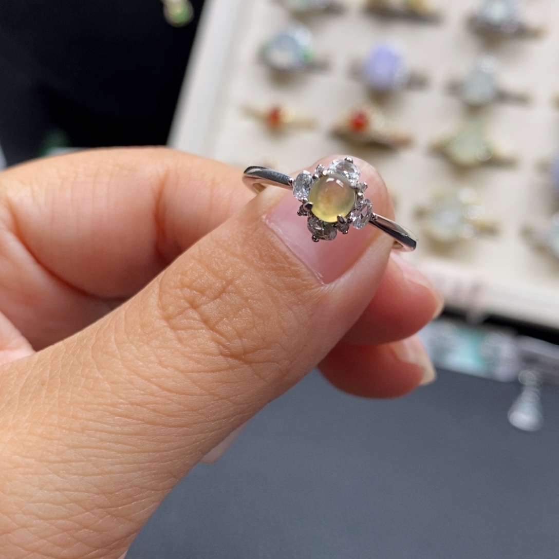 翡翠银S925镶嵌戒指有打磨痕迹