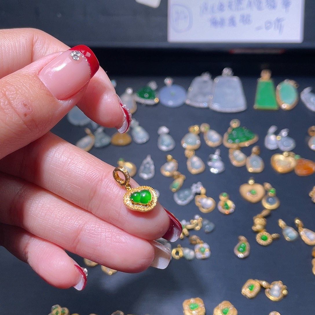 翡翠颈饰18K金镶嵌沉*吊坠