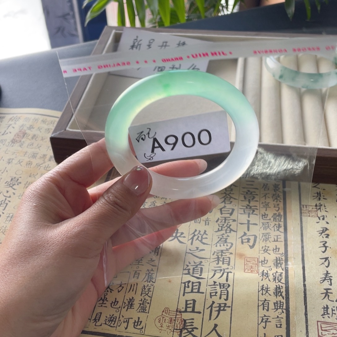 而***。直播间900链接饰一物一拍