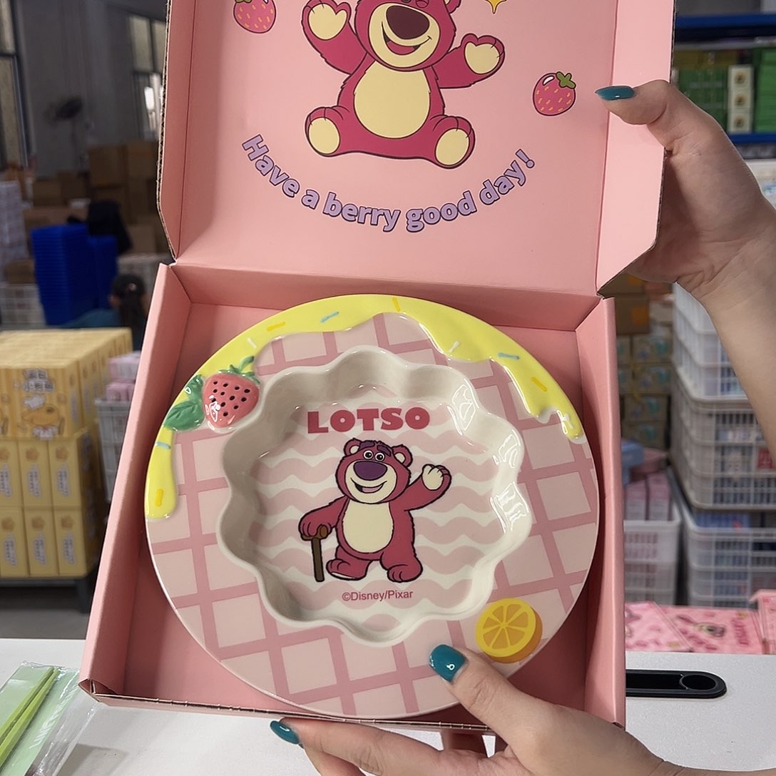 瓷草莓熊花边盘子陶瓷