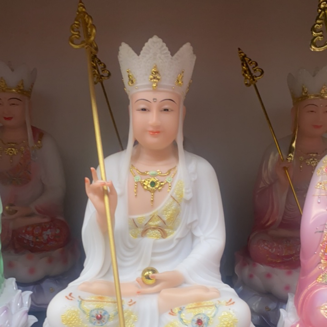 12寸合成汉白玉空心磨砂面地藏摆件