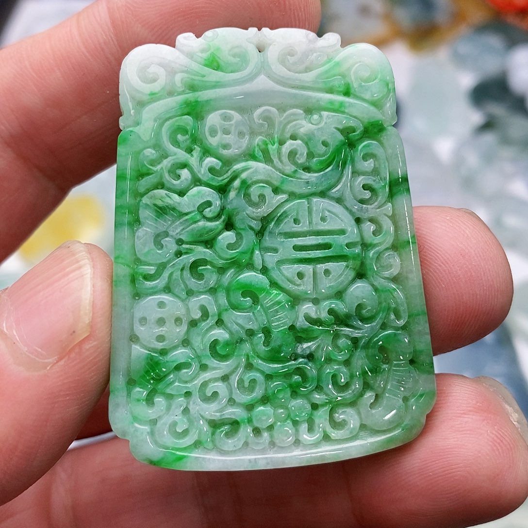 翡翠颈饰未镶嵌仿古牌