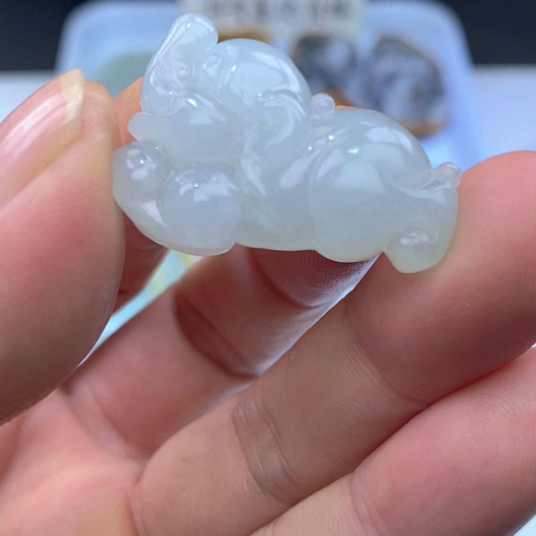 翡翠未镶嵌颈饰像