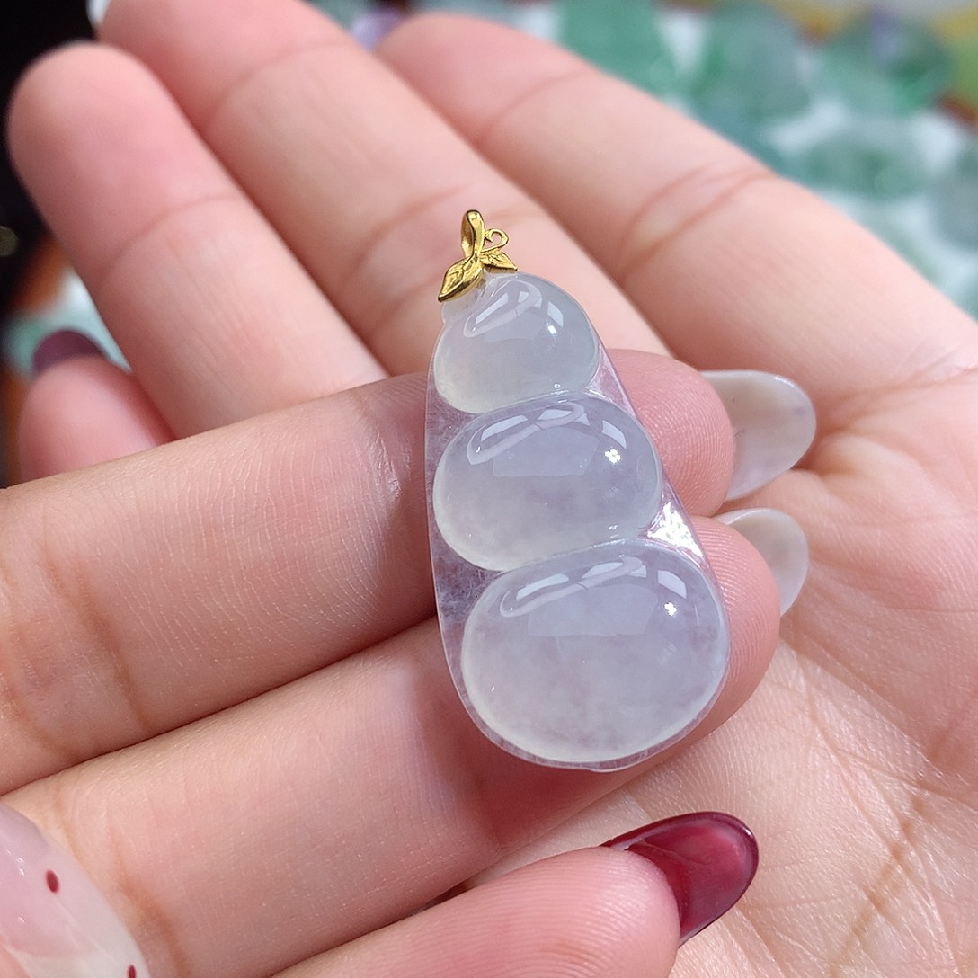 翡翠未镶嵌颈饰豆子