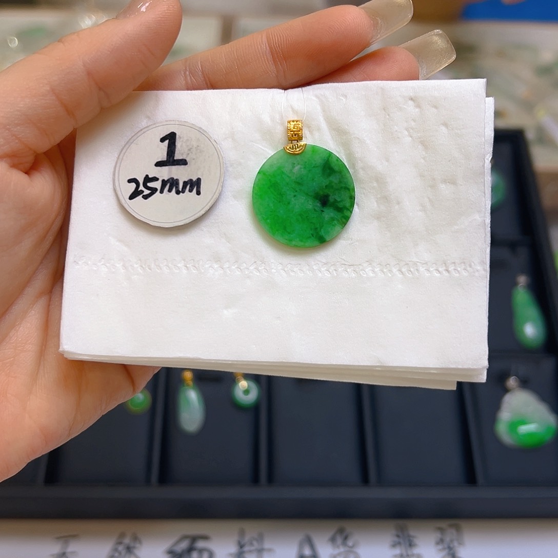 翡翠颈饰18K金镶嵌翡翠