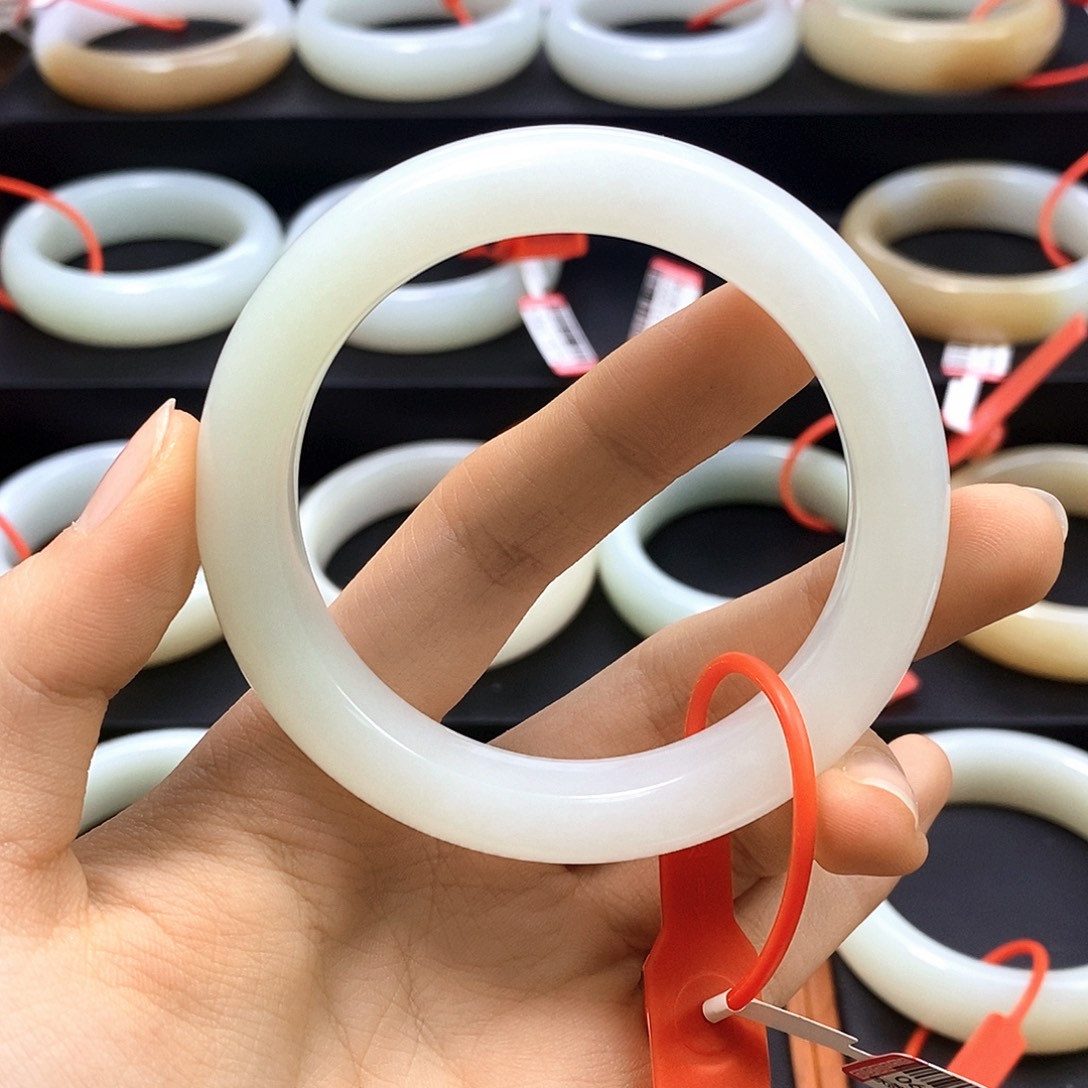 莉***和田玉未镶嵌手镯