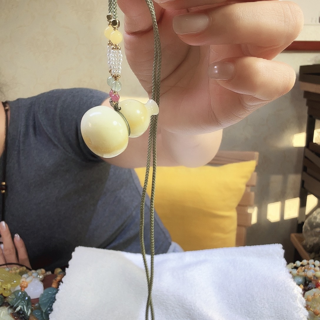 小***心蛇纹石玉未镶嵌颈饰