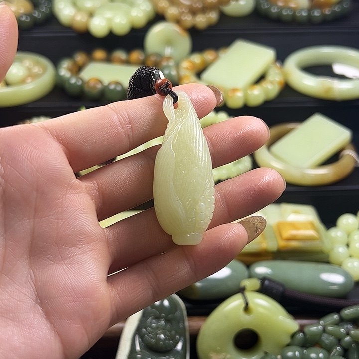 用***7岫岩老玉（透闪石质玉）未镶嵌颈饰