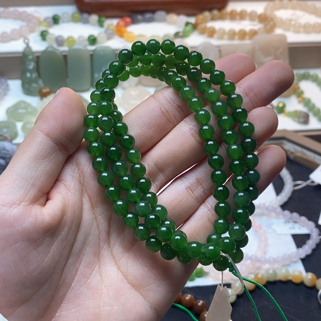 和田玉颈饰未镶嵌辣阳绿卡六