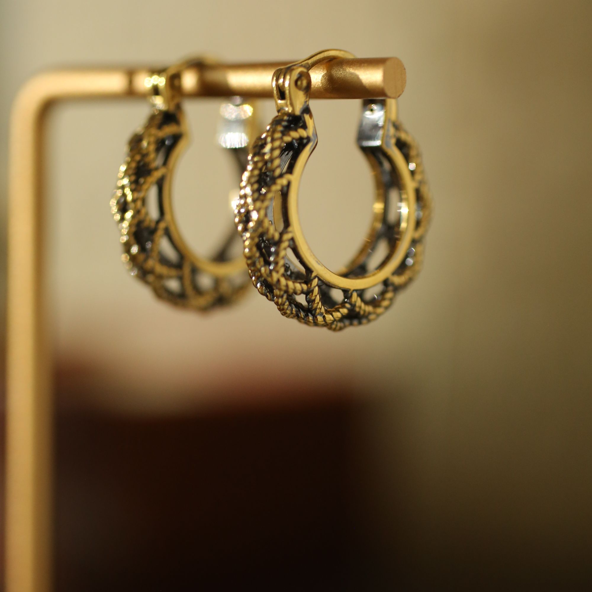 伊芙琳电黑工艺黄金足金复古时尚百搭简约编织镂空耳扣耳饰