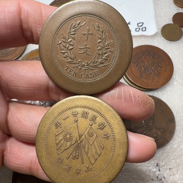 春***藏上两个工艺品摆件