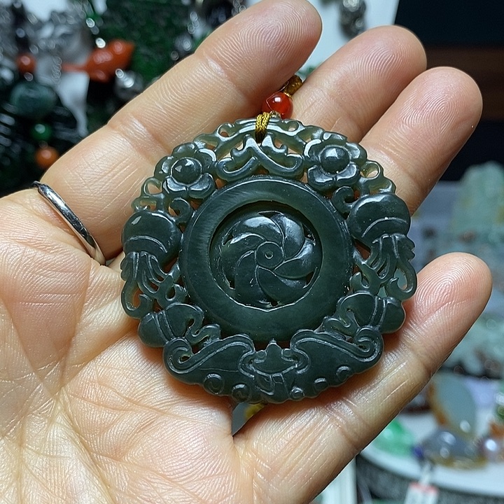 翡翠未镶嵌吊坠(赠链)