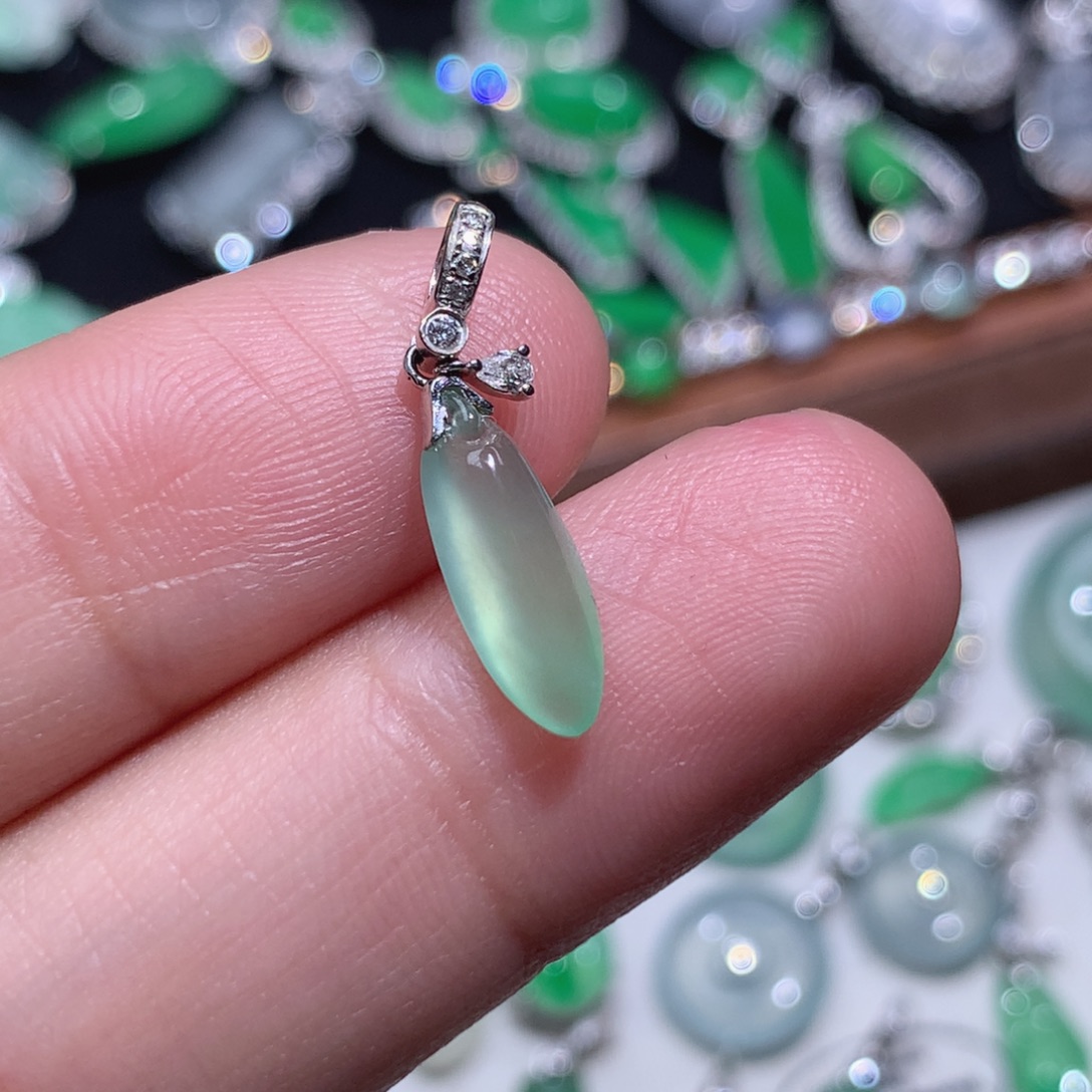 翡翠18K金镶嵌颈饰强推 荧光随形瓜瓜