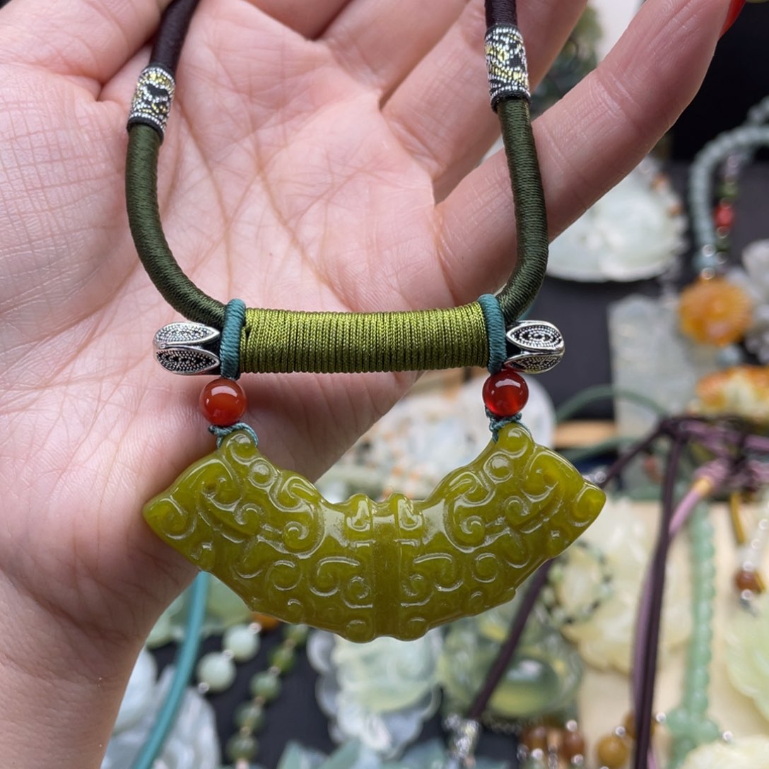 蛇纹石玉颈饰未镶嵌