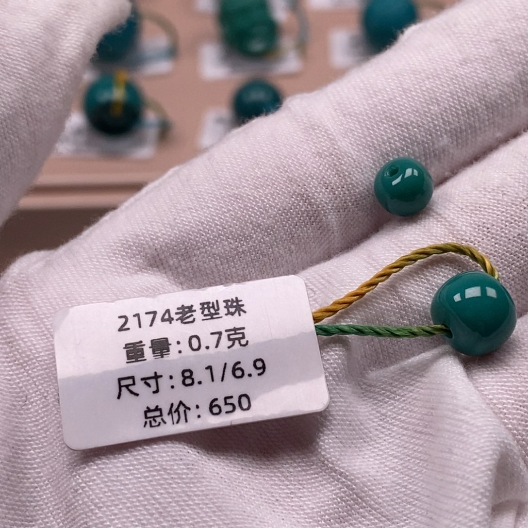 抬***儿绿松石未镶嵌珠宝奇石