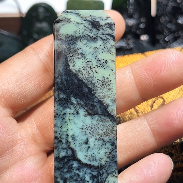 金***座蛇纹石玉未镶嵌颈饰