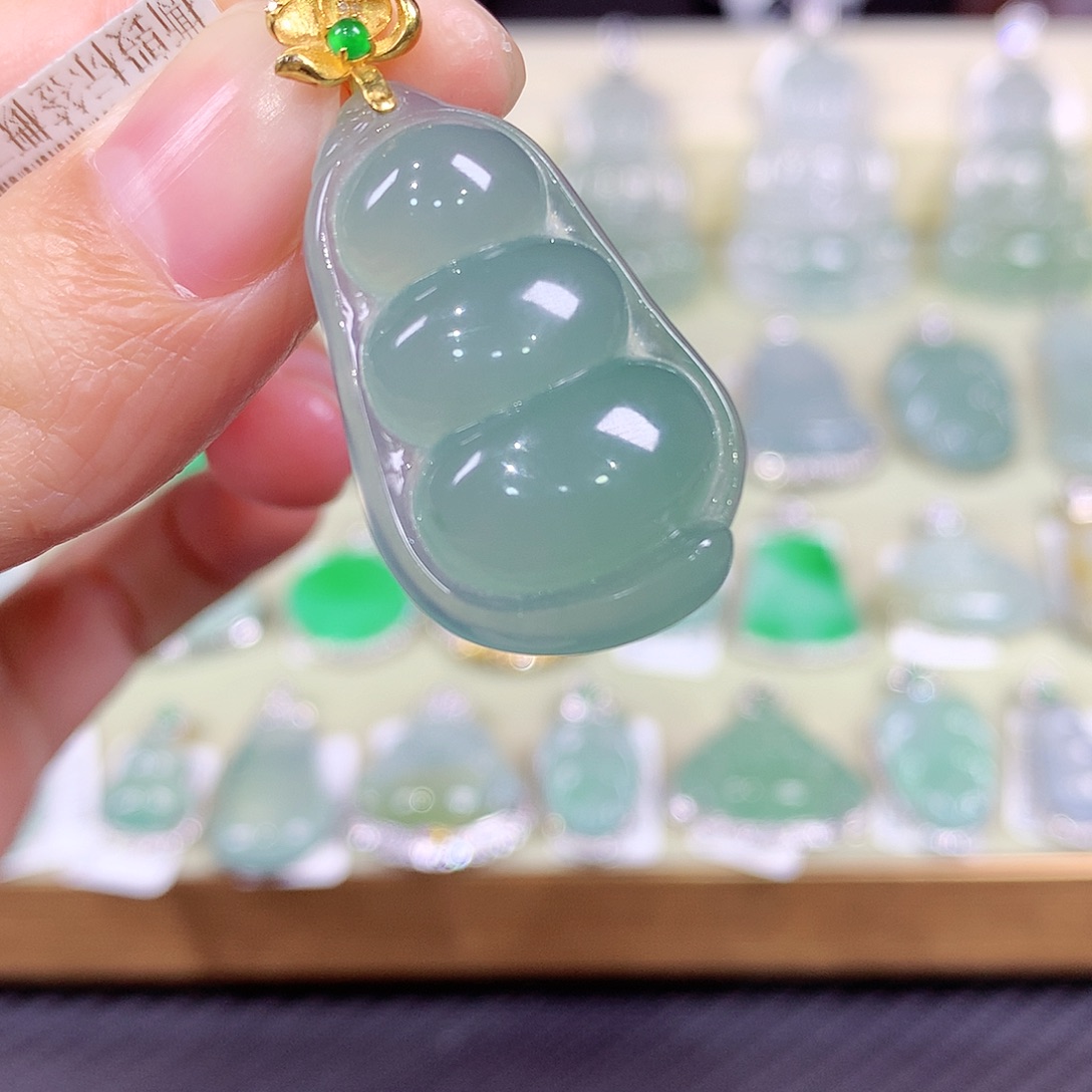 翡翠18K金镶嵌颈饰豆