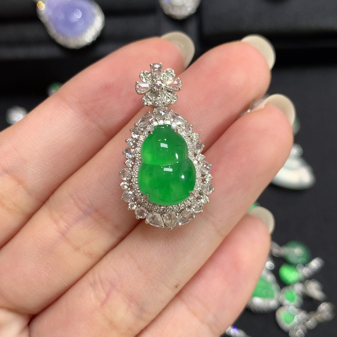 翡翠18K金镶嵌吊坠(赠链)