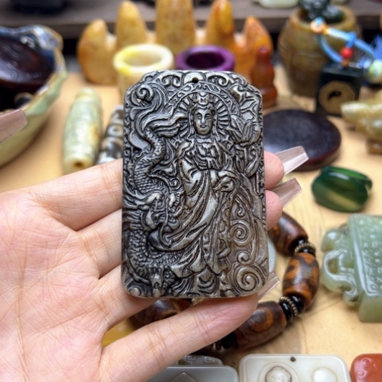 蛇纹石玉未镶嵌颈饰