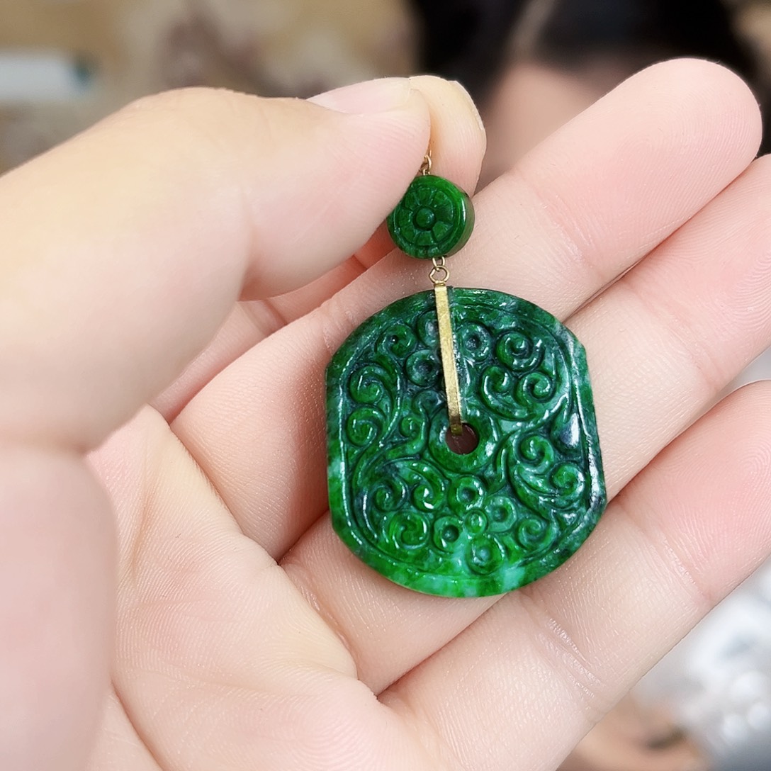 翡翠18K金镶嵌颈饰吊坠