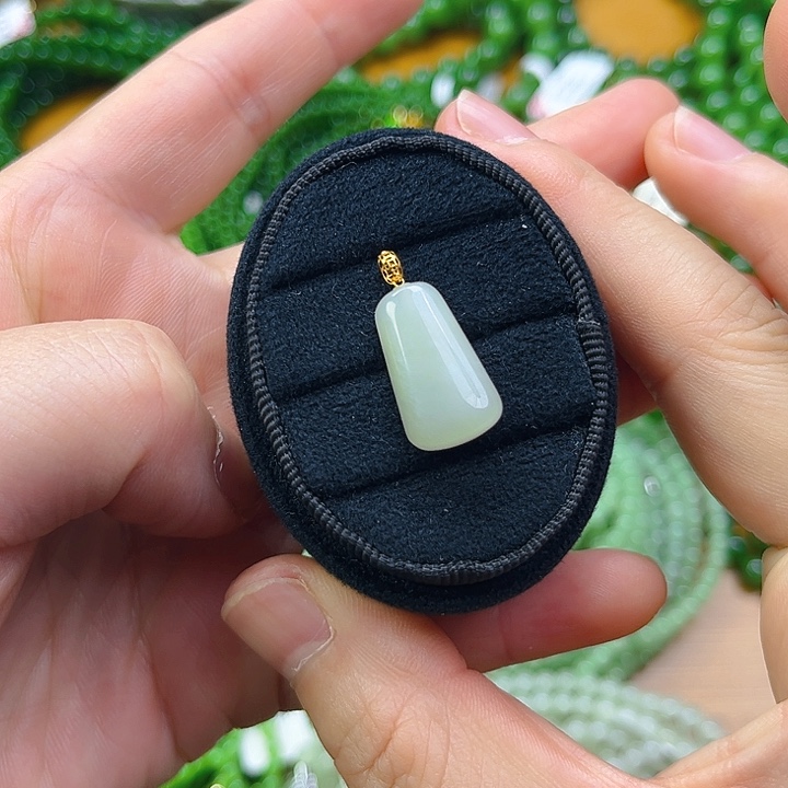 和田玉18K金镶嵌颈饰